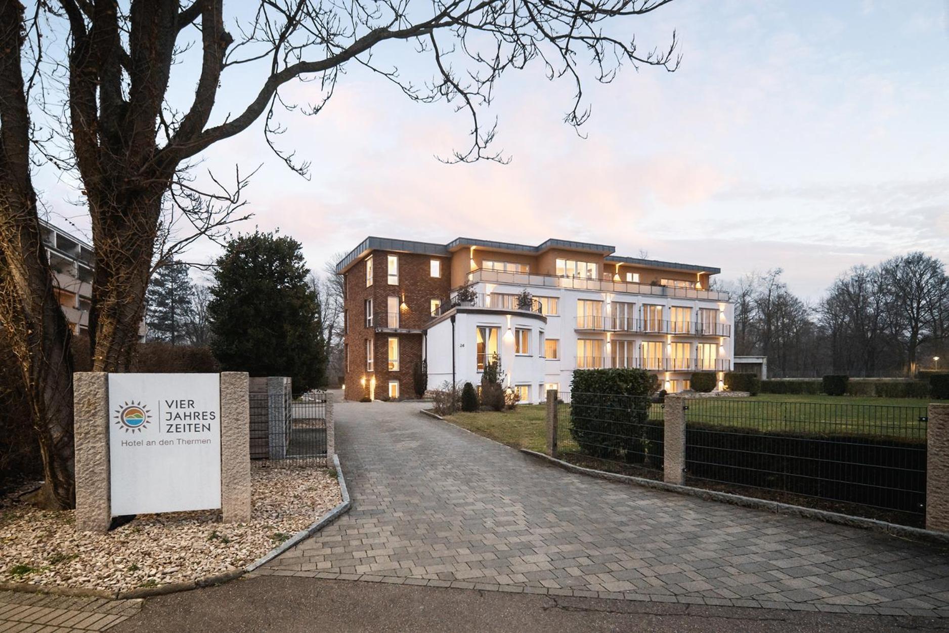 Hotel Vier Jahreszeiten Therme & Kliniken Bad Krozingen Naehe Freiburg & Schwarzwald Ideal Fuer Wellness Kur & Business Ausfluege 24H Check In- Wlan & Parken Gratis Exteriör bild